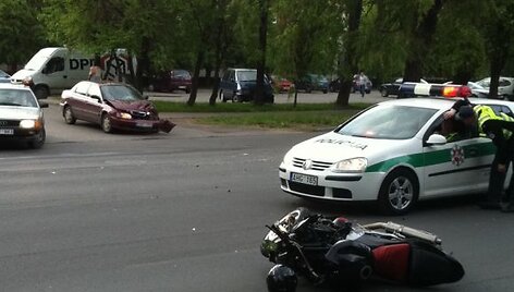 Avarijoje Kaune sužeistas motociklininkas