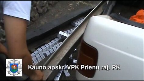 Kontrabandinės cigaretės, kurias pareigūnai rado paslėptas Prienų gyventojo automobilyje.