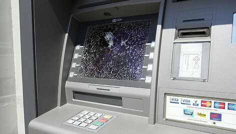 Vandalų nuniokotas bankomatas P.Luk&scaron;io gatvėje