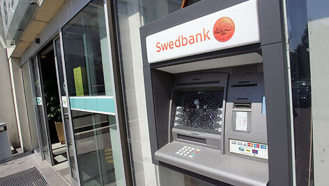 Vandalų nuniokotas bankomatas P.Luk&scaron;io gatvėje