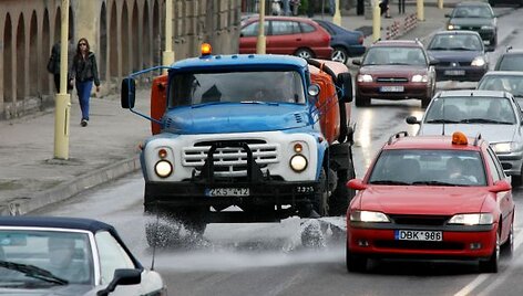 Padidėjus oro tar&scaron;ai &scaron;iltuoju metų laiku Kaune plaunamos gatvės.
