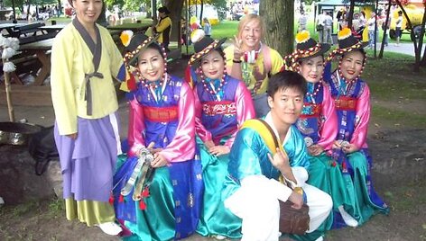 Kolektyvas &bdquo;Yeongnam Yesuldan&ldquo; skleidžia Korėjos tradicinius &scaron;okius ir dainas bei saugo kultūrinį paveldą.