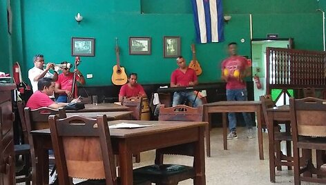 Muzikantai Kubos restoranuose dažnai groja