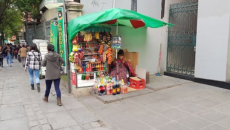 Vietinis kioskas ir pardavėja Bolivijoje
