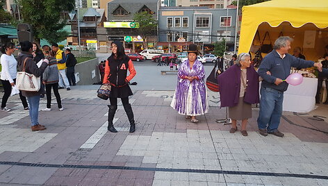 XXI a. Bolivijoje: greta įprastai apsirengusios merginos tradiciniais rūbais vilkinti moteris
