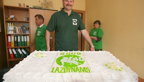 Seniūnas A.Strelčiūnas lazdyniečius vaišino virš 20 kg. sveriančiu tortu.