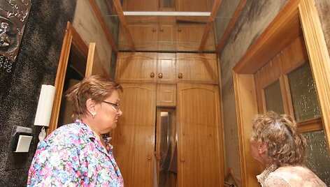 Lazdynų mikrorajone gyvenančiai vilnietei pastarosiomis savaitėmis gyvenimą apkartino aitrus kvapas sklindantis i&scaron; ventiliacijos angos, esančios už &scaron;ios spintos.