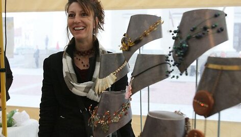 Nathalie Lopes džiaugėsi, kad atsivežė daugiau savo rankų darbo papuo&scaron;alų, ir jai nereikėjo prekybos nutraukti pirmąją Provanso gaminių mugės dieną.