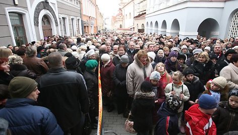 Sekmadienio rytą prie Aušros Vartų meldėsi tūkstančiai tikinčiųjų.