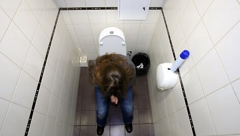 Vilniaus &bdquo;Akropolio&ldquo; tualetais susiruo&scaron;usios pasinaudoti moterys turėtų apsižvalgyti, ar jų i&scaron; pasalų nestebi i&scaron;krypėlis.