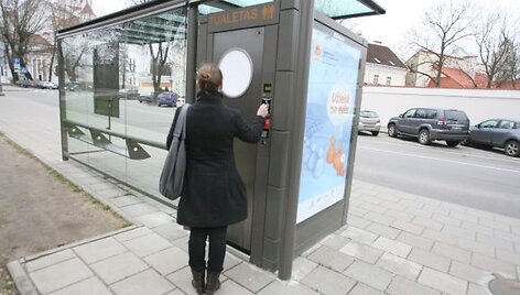 Dažniausiai tualetų gedimai pasitaiko dėl to, kad žmonės mėgina įmesti netinkamas monetas.