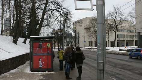 Daugumoje Vilniaus stotelių šiuo metu kabo tik švieslenčių rėmai, o pačios švieslentės guli sandėliuose ir laukia šiltesnio oro.