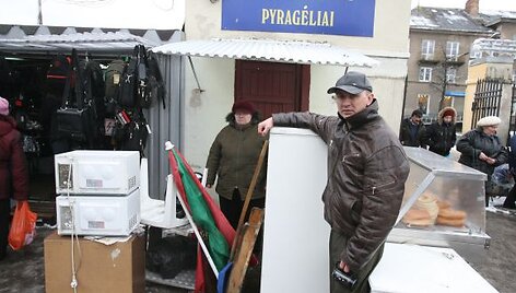 Bandelėmis prekiaujantis P.Andru&scaron;kevičius i&scaron; savo nuomojamo kiosko vakar buvo i&scaron;pra&scaron;ytas, nes jo nuomos sutartis baigė galioti. Be to, atsirado naujas kiosko nuomininkas, mokėsiantis žymiai didesnį nuomos mokestį.