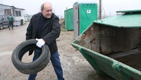 Senomis žieminėmis padangomis vakar jau atsikratė vilnietis Vidas, vienintelę Vilniuje nemokamai padangas priimančią įmonę susiradęs internete. 