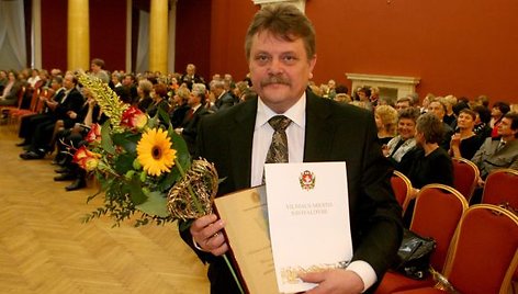 „Auksinės mediko širdies“ apdovanojimas buvo įteiktas 7-iems miesto medicinos darbuotojams. Vienas jų – Vilniaus greitosios pagalbos universitetinės ligoninės gydytojas Aurelijus Grigaliūnas.