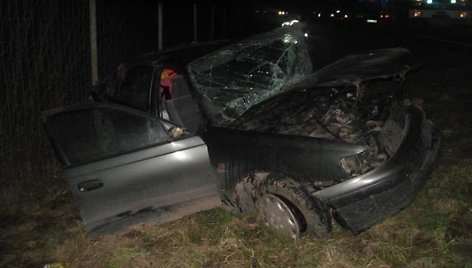 Sudaužyta „Toyota Carina"