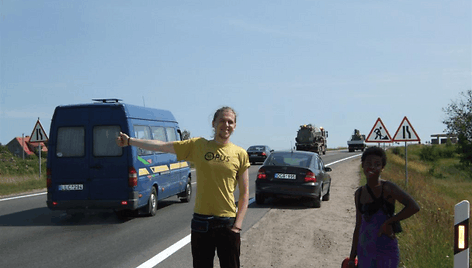 Markas ir Ester, pakeleiviai laukiantys automobilio, kuris nuvežtų juos į Vilnių. 