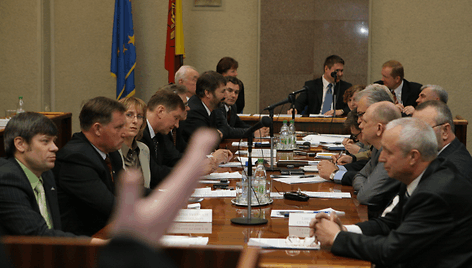 ) Politikams nuo &scaron;iol nebus mažinamos i&scaron;mokos dėl nedalyvavimo posėdžiuose.