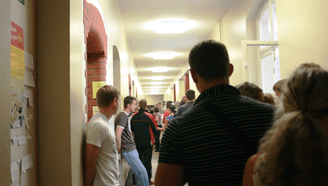 Penktadienį Klaipėdos universitete - jaunuolių sujudimas.