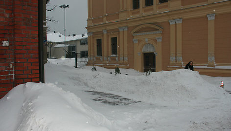 Klaipėdoje - sniego kalnai.