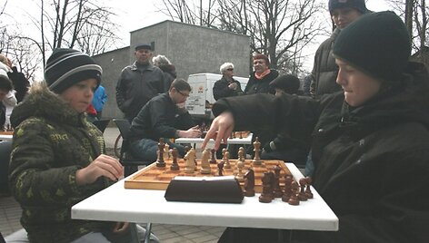 Skulptūrų parke varžėsi &scaron;achmatininkai, mank&scaron;tinosi sporto aistruoliai, linksmino klounai, buvo vai&scaron;inamasi kar&scaron;ta arbata.