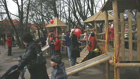 Skulptūrų parke varžėsi &scaron;achmatininkai, mank&scaron;tinosi sporto aistruoliai, linksmino klounai, buvo vai&scaron;inamasi kar&scaron;ta arbata.