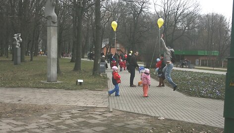 Skulptūrų parke varžėsi &scaron;achmatininkai, mank&scaron;tinosi sporto aistruoliai, linksmino klounai, buvo vai&scaron;inamasi kar&scaron;ta arbata.