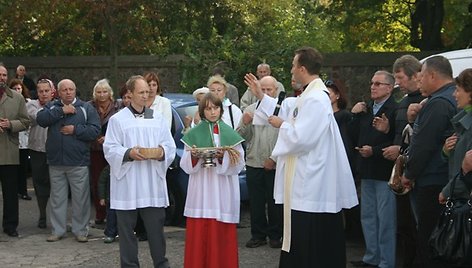 Prieš automobilių šventinimą sukalbėta malda. 2010 m. rugsėjo 26 d.