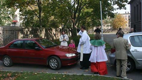 Dekanas kunigas V.Viktoravičius šventina automobilius. 2010 m. rugsėjo 26 d.