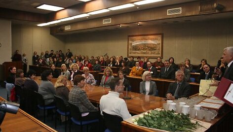 Posėdžių salėje rinkosi savivaldybės darbuotojai. 2010 m. spalio 11 d.