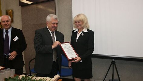 Apdovanojimą &scaron;vietimiečiams atsiėmė &Scaron;vietimo skyriaus vedėja L.Prižgintienė. 2010 m. spalio 11 d.
