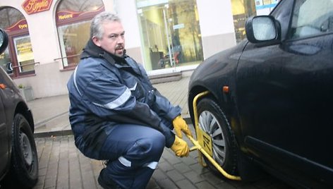 Automobilių stovėjimo kontrolierius R.Pocius teigė pastebėjęs, jog dažniausiai už automobilių statymą nesumoka įmonių direktoriai. 