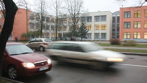 ) Dėl eismo intensyvumo nerimauja Klaipėdos M.Gorkio pagrindinės mokyklos vadovai. 