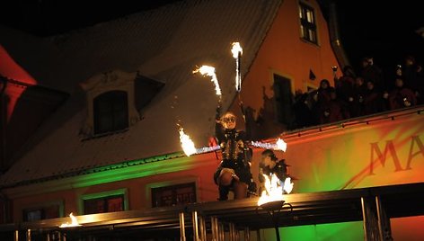 Per eglutės įžiebimo ceremoniją skambėjo kalėdinės melodijos, grojo LCC Tarptautinio universiteto varpelių ansamblis, pasirodė fakyrų grupė „Viduramžių pasiuntiniai“. 2010 m. gruodžio 4 d.