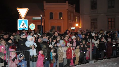 Į Teatro aikštę susirinko gausybė žmonių. 2010 m. gruodžio 4 d.