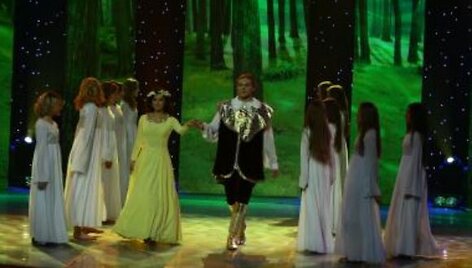 Į sceną perkeltoje pasakoje &bdquo;Dvylika brolių juodvarniais lakstančių&ldquo; dainuoja daug jaunų atlikėjų.
