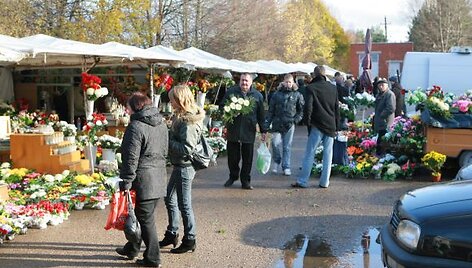 Prekybą prie kapinių gali administruoti savivaldybė arba turgus.