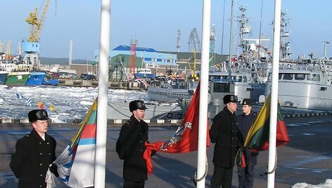 Buvo i&scaron;keltos Valstybinės, Karinių jūrų pajėgų ir Tvirtovės vėliavos. 2011 m. kovo 10 d.