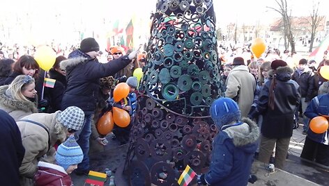 Klaipėdiečiai savo akmenis metė į skulptūrą. 2011 m. kovo 11 d.