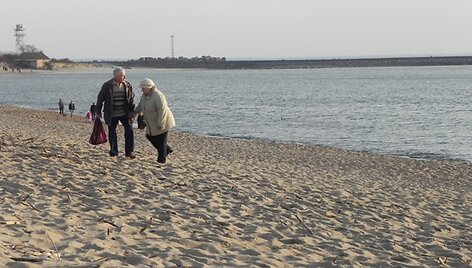 Romanti&scaron;kas pasivaik&scaron;čiojimas už rankučių. 2011 m. balandžio 3 d.