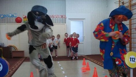 Su mažaisiais klaipėdiečiais bendravo policijos bičiulis &scaron;uo Amsis. 