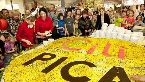 Velykinio pyrago biskvitui i&scaron;kepti ir jogurtiniam kremui pagaminti prireikė 10 kilogramų miltų.