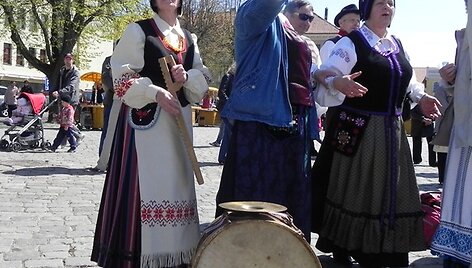 Teatro aik&scaron;tėje praeiviai galėjo pasiklausyti liaudi&scaron;kos muzikos.  2011 m. gegužės 7 d.