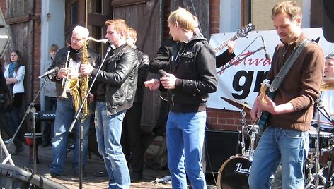 Renginyje muzikavo ir Klaipėdos meras Vytautas Grubliauskas. 2011 m. gegužės 7 d.