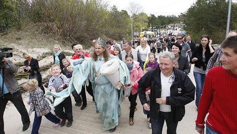 Neptūnas Palangoje išbarstė daugiau nei 70 kg gintaro. 2011 m. gegužės 8 d.