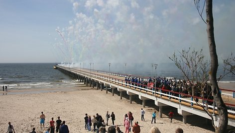 Poilsiautojai vėl gali vaikščioti Palangos tiltu