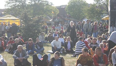 Žmonės įsitaisė skverelyje, kur sklido &scaron;a&scaron;lykais kvepiantys dūmai. 2011 m. gegužės 28 d.