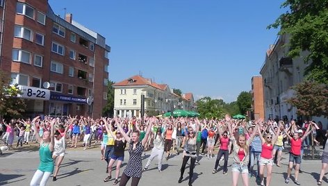 „Flashmobas“ buvo skirtas Tarptautinei vaikų gynimo dienai.