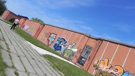 ) Prekybos tinklo &bdquo;&Scaron;ilas&ldquo; atstovai įvertino, kad sienas apipai&scaron;ę vandalai pridarė apie 15 tūkst. Lt žalos. 