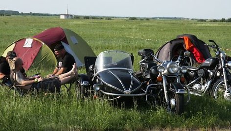 Baikeriai šiomis dienomis įsikuria stovyklavietėje.